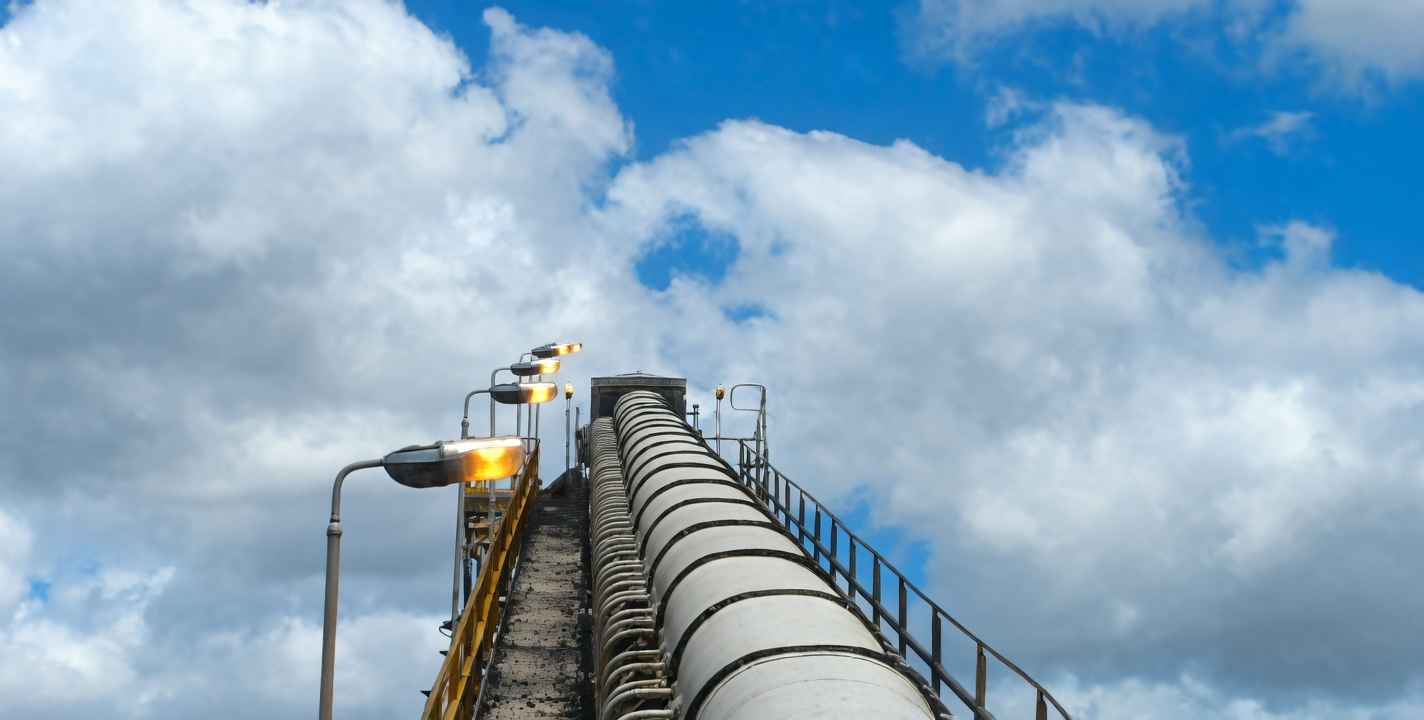 Укрытие конвейера из арочного профнастила МП10ПГ на промышленном объекте